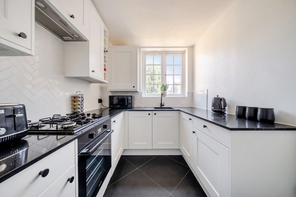 Property photo 2 of 11 1504396-15-6A7F02...