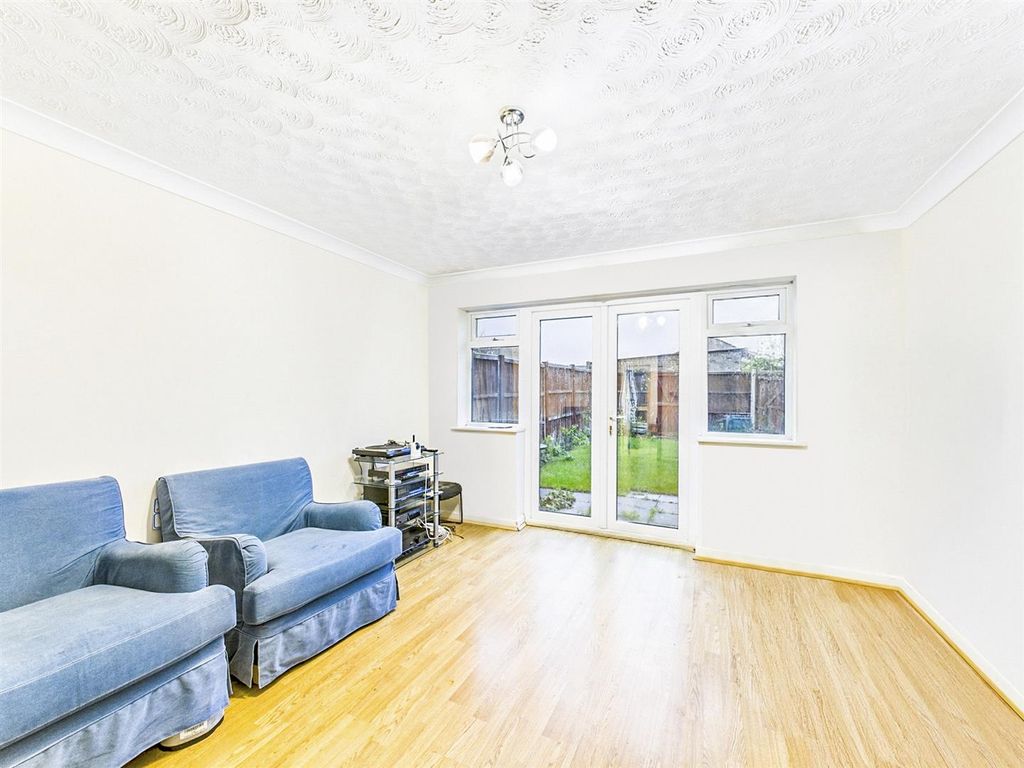 Property photo 3 of 11 Cam02435G0-Pr0083-Still016176337564817634197701764