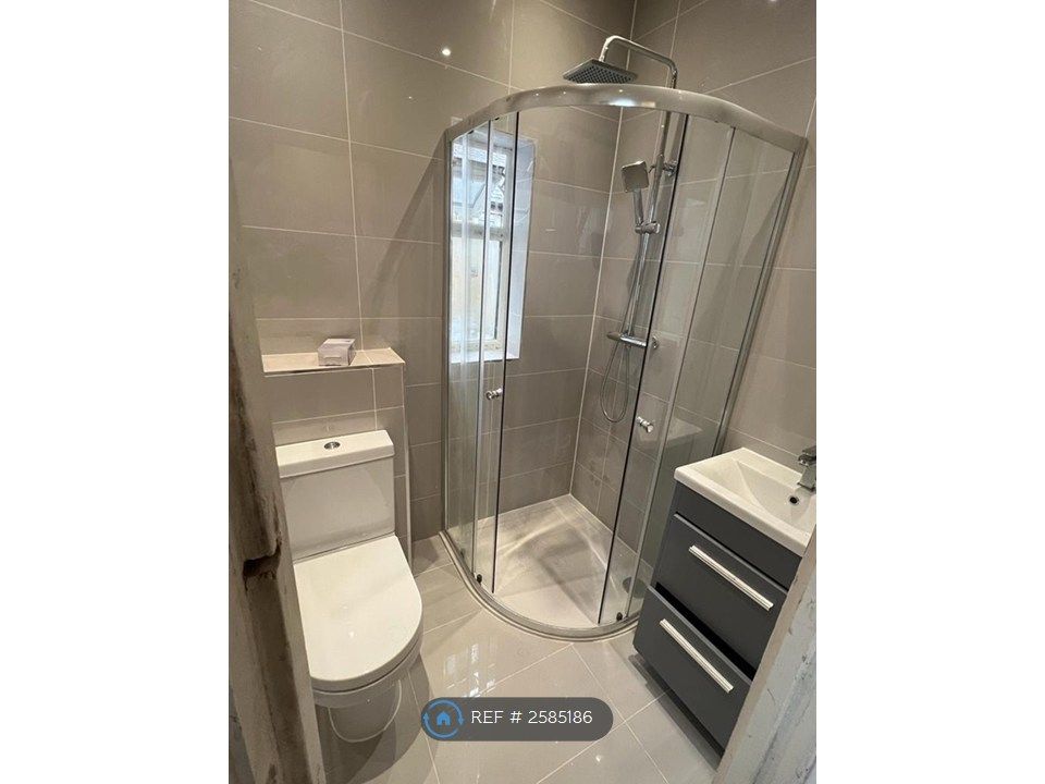 Property photo 1 of 9 Bathroom 1