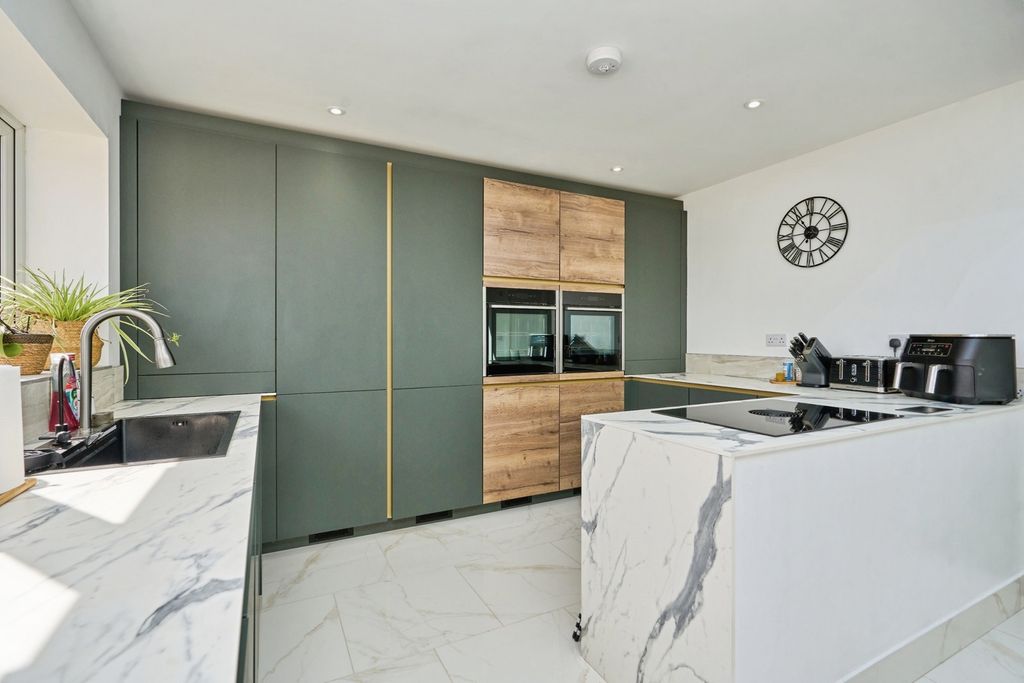Property photo 1 of 17 Kitchen