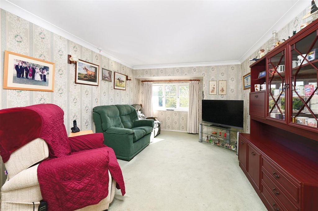 Property photo 2 of 11 Oakfields