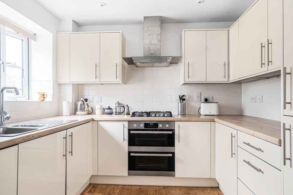 Property photo 3 of 12 Kitchen