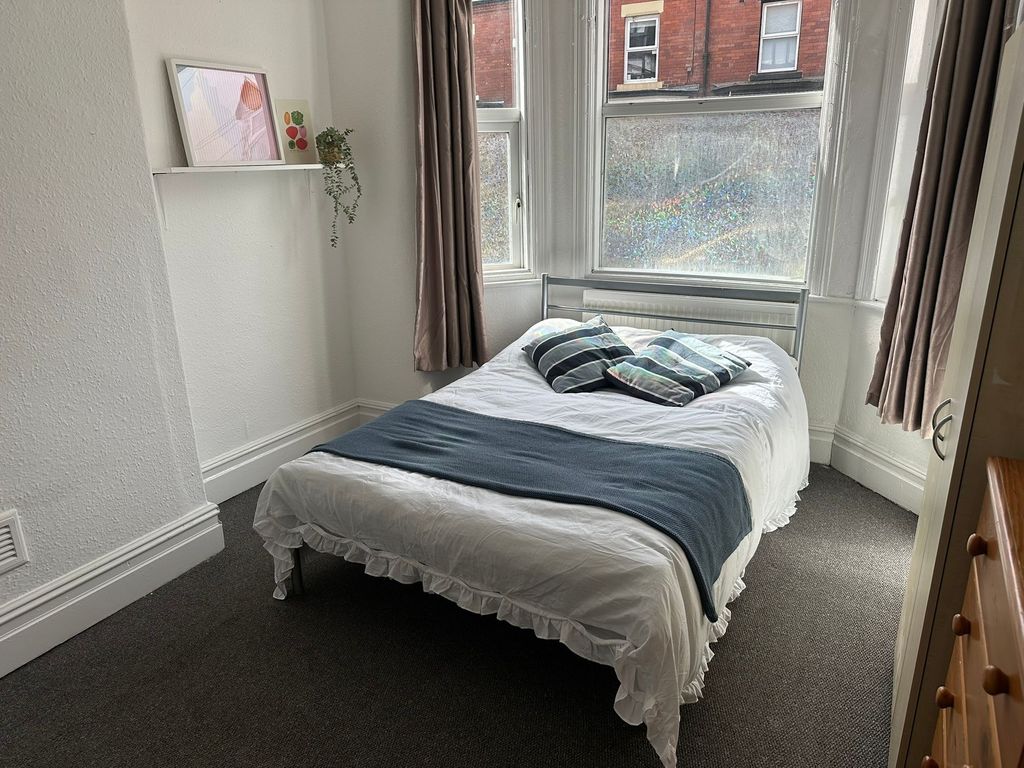 Property photo 1 of 16 Bright And Cozy Bedroom With Ample Natural Light F...