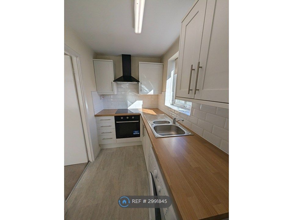 Property photo 1 of 8 Fitted Kitchen
