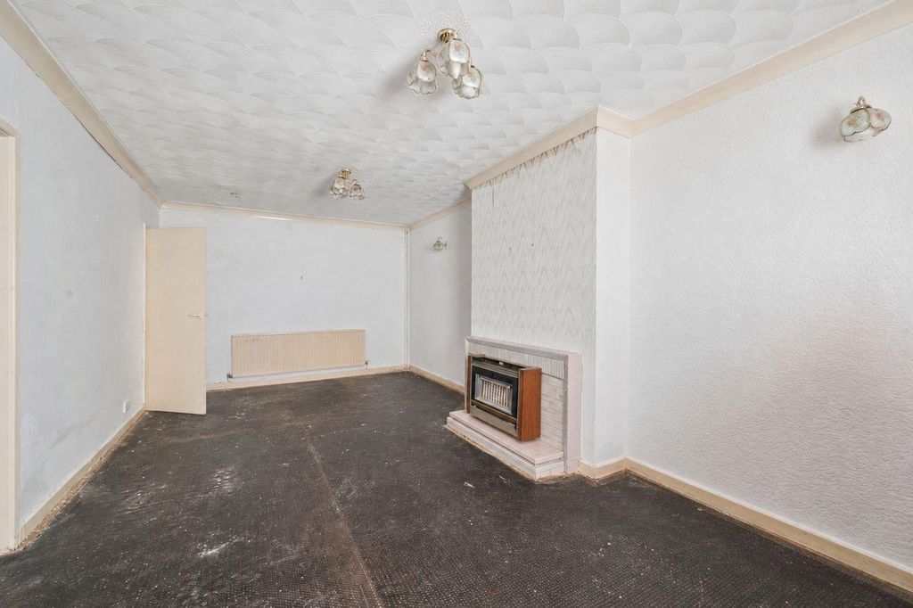 Property photo 2 of 12 Brookside Close