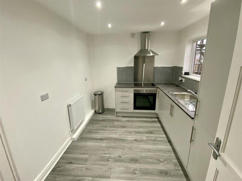 Property photo 2 of 11 Kitchen