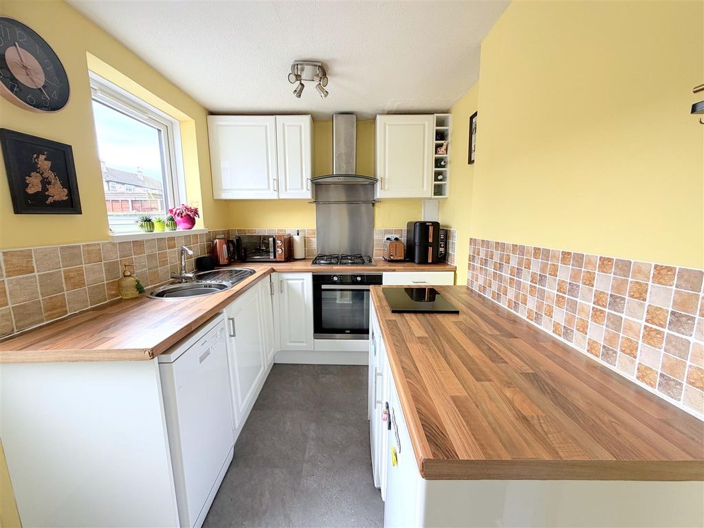 Property photo 2 of 31 Kitchen