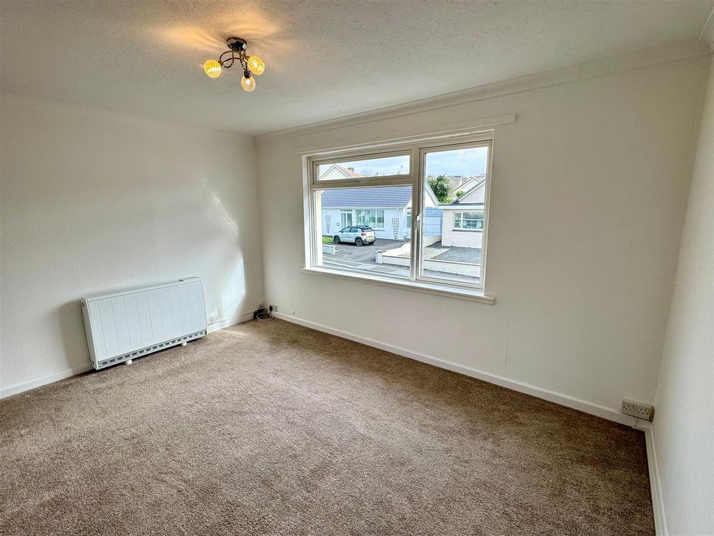 Property photo 2 of 8 5A Parkland Close Lounge