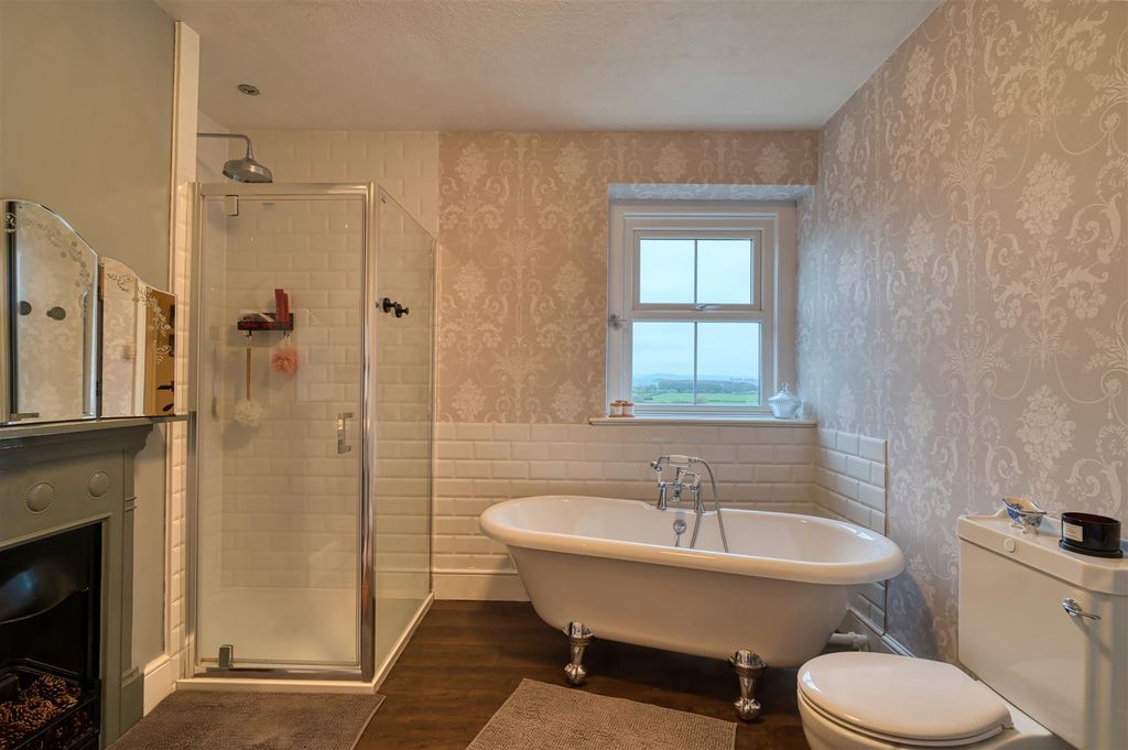 Property photo 3 of 11 Bathroom