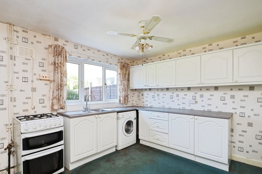 Property photo 2 of 15 Fitted Kitchen