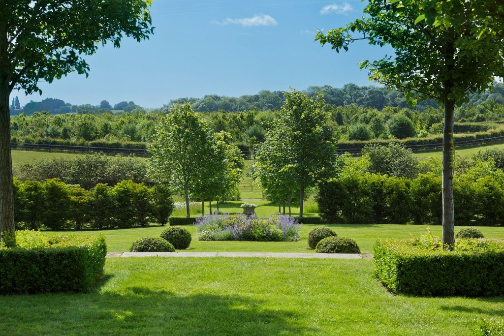 Property photo 3 of 31 Formal Gardens