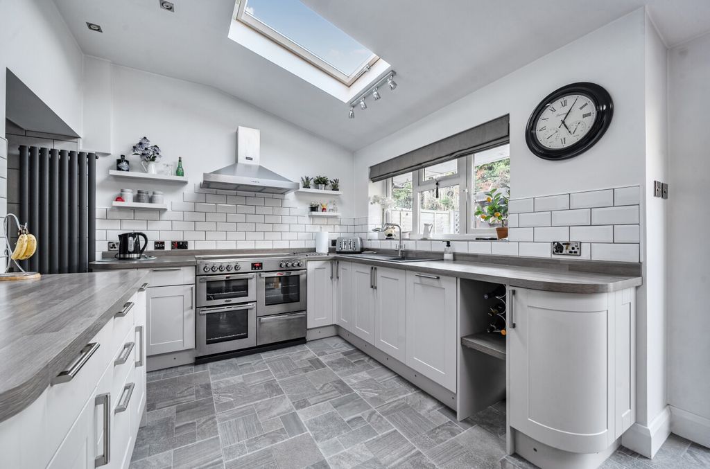 Property photo 2 of 17 1432145-19-69bae7...