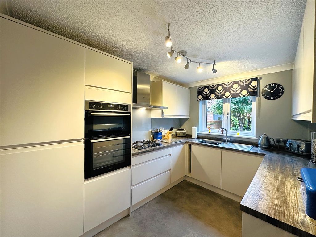 Property photo 3 of 19 Kitchen