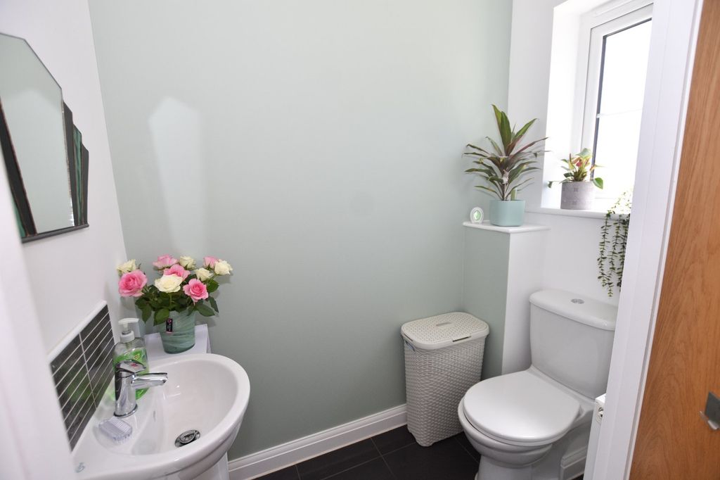 Property photo 2 of 17 Cloakroom