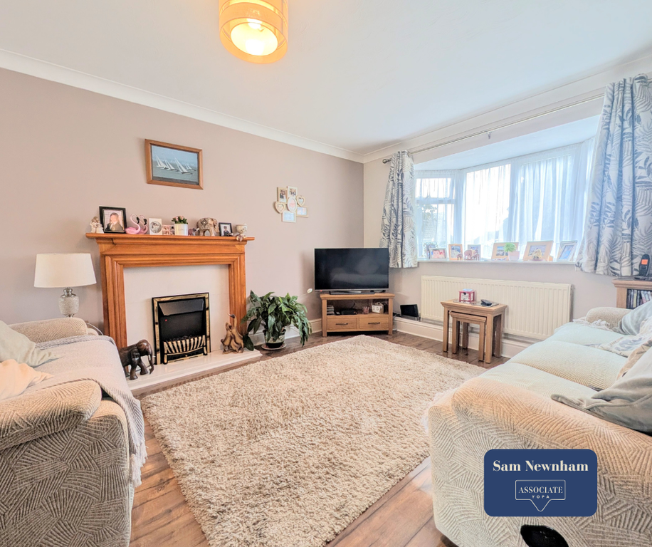 Property photo 3 of 12 Lounge/Din