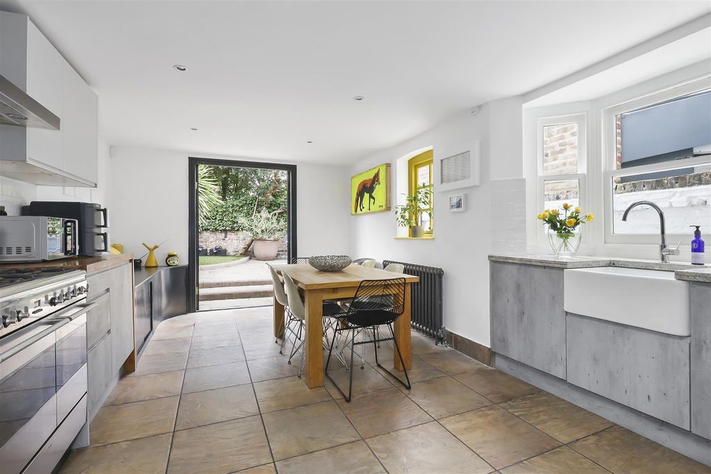 Property photo 3 of 15 Kynaston Road, N16