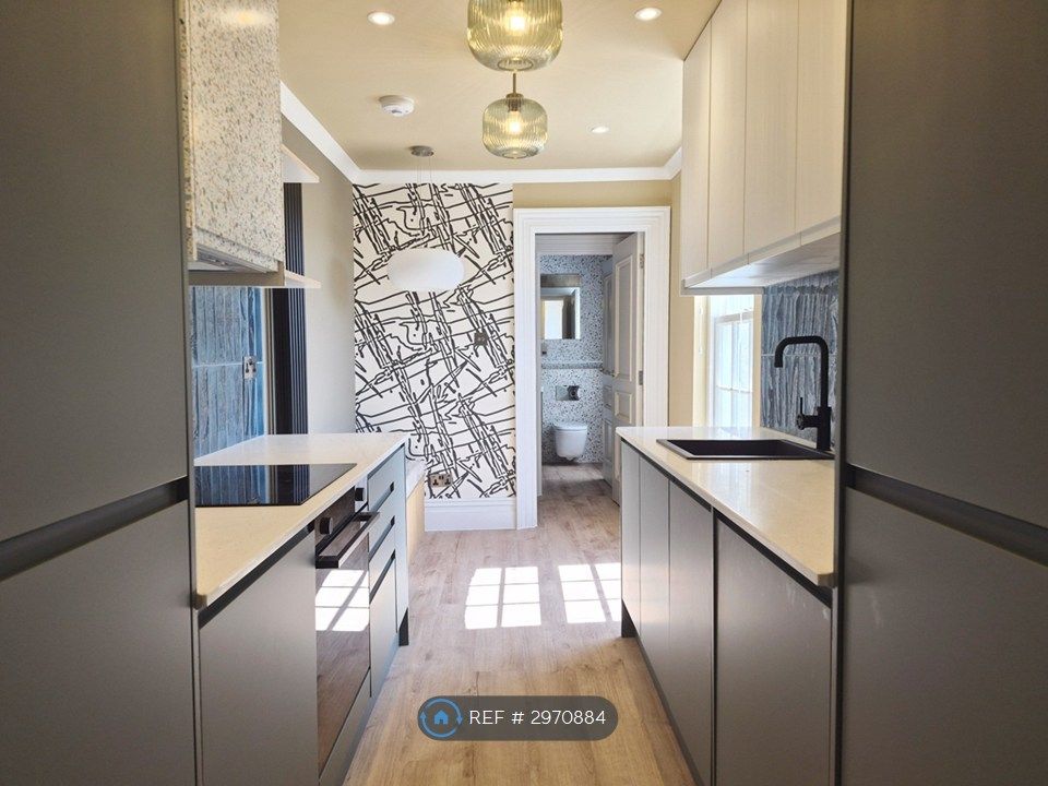 Property photo 1 of 25 Kitchen 10