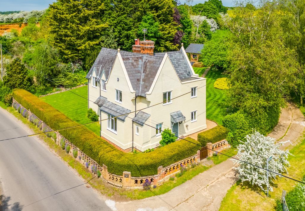 Property photo 2 of 28 Picture No. 11