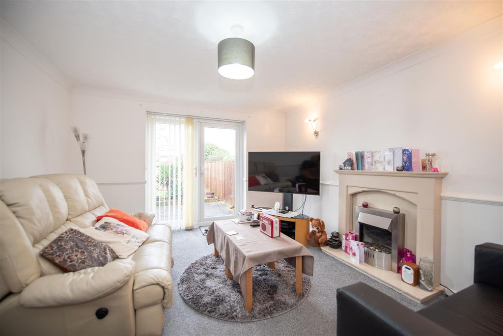 Property photo 2 of 8 Lounge