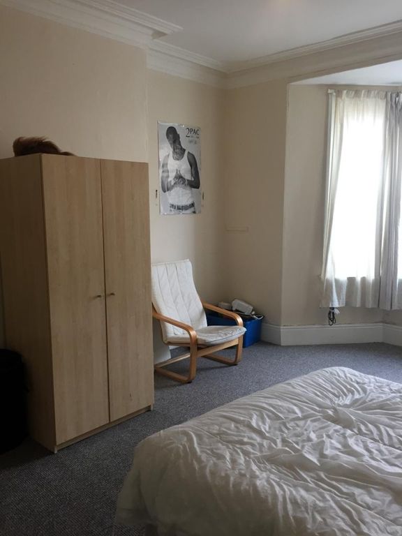 Property photo 3 of 7 A Cozy Double Bedroom Featuring A Comfortable Bed ...