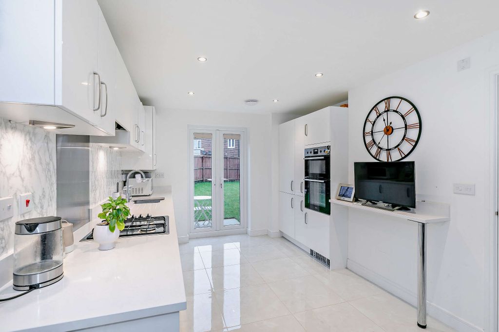 Property photo 3 of 18 Dining Kitchen