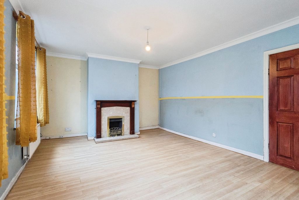 Property photo 3 of 17 Living Room