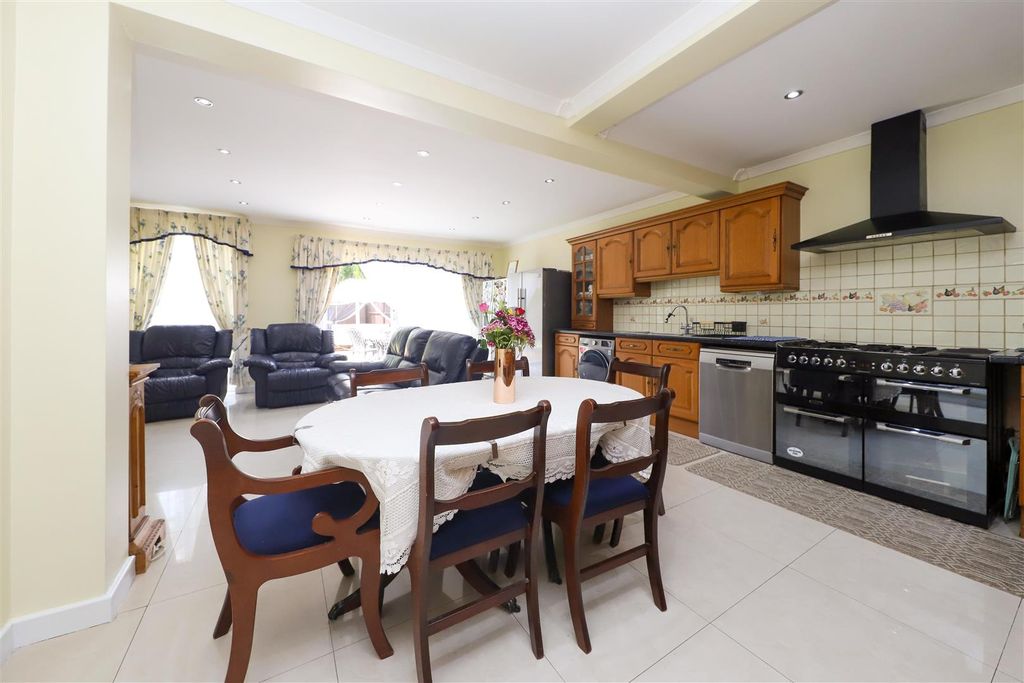 Property photo 3 of 19 Dawlish Drive