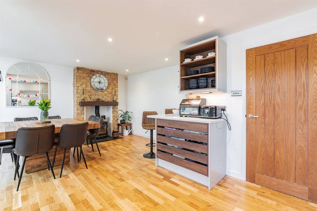 Property photo 3 of 35