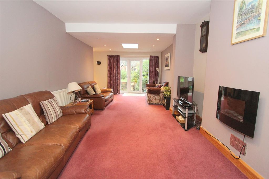 Property photo 3 of 20 Lounge B.Jpg