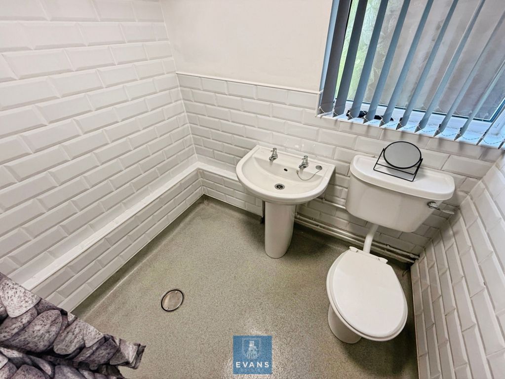 Property photo 3 of 8 Bathroom