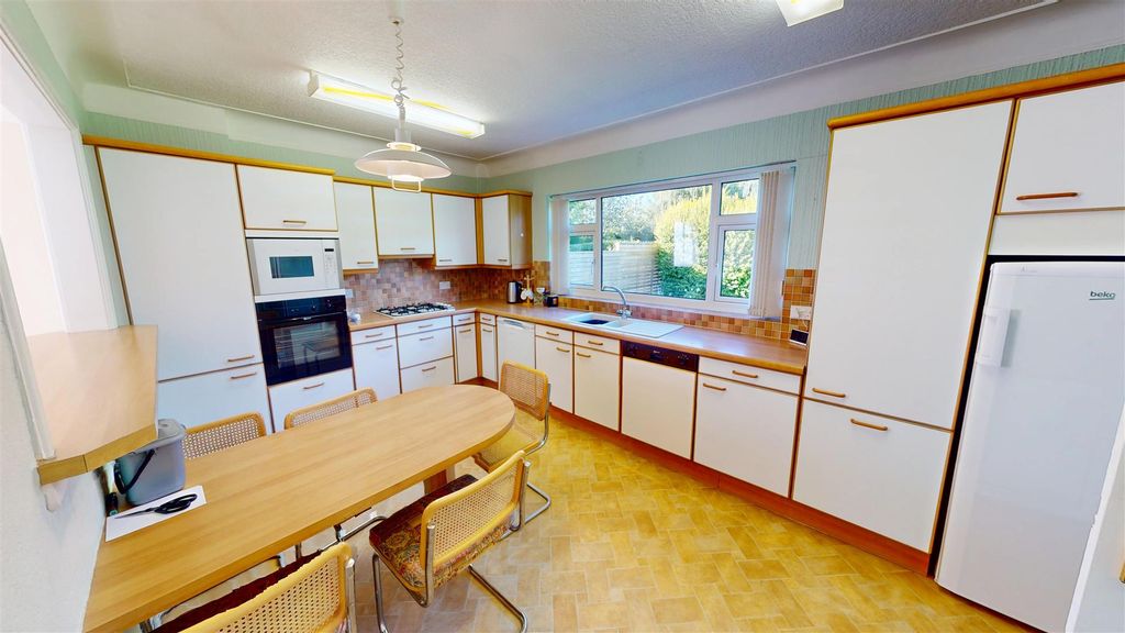 Property photo 3 of 31 Villiers Crescent Kitchen Diner