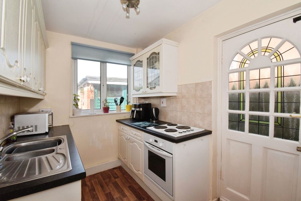 Property photo 3 of 17 Kitchen