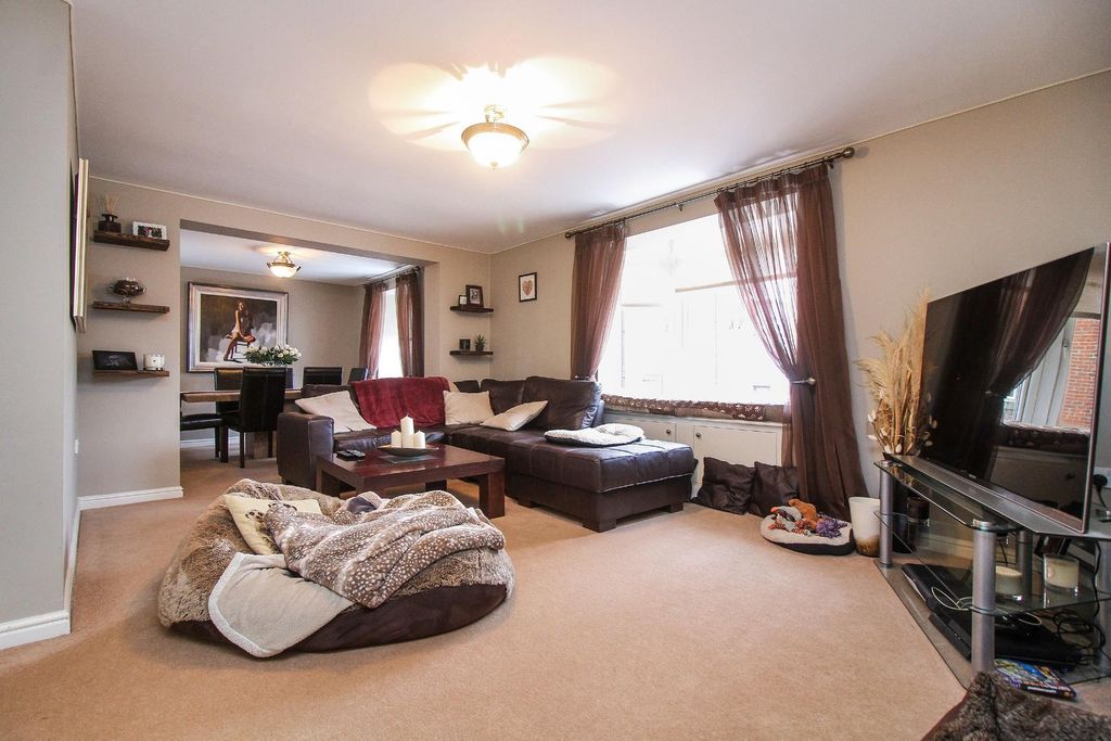 Property photo 2 of 10 Living Room