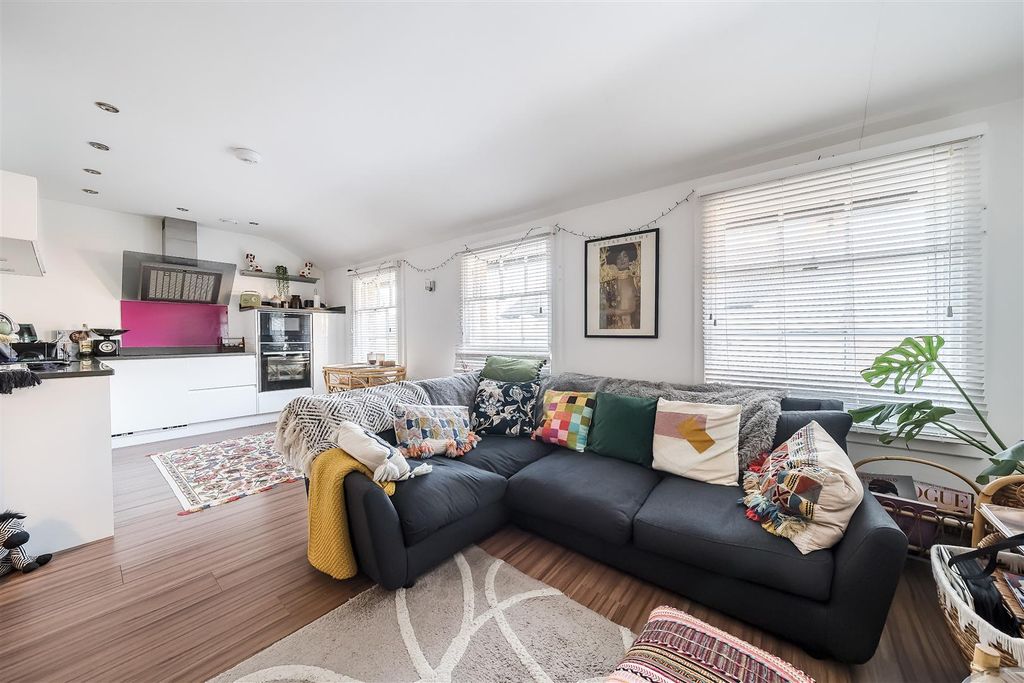 Property photo 2 of 9 Living Room High.Jpg