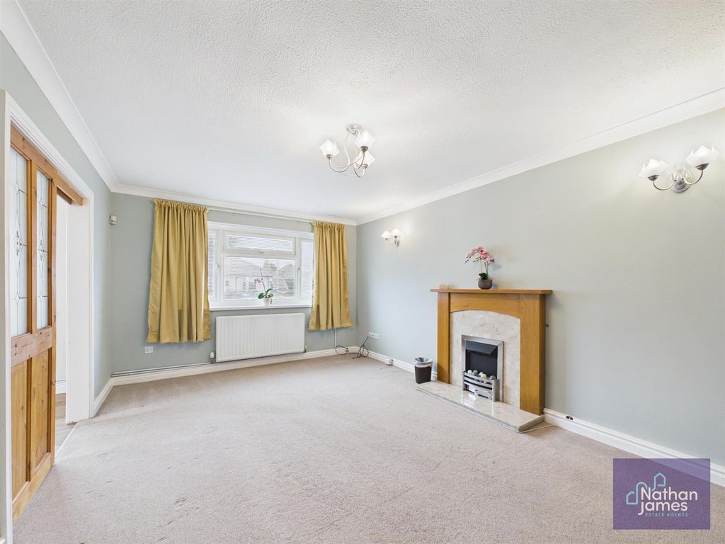 Property photo 2 of 17 Lounge