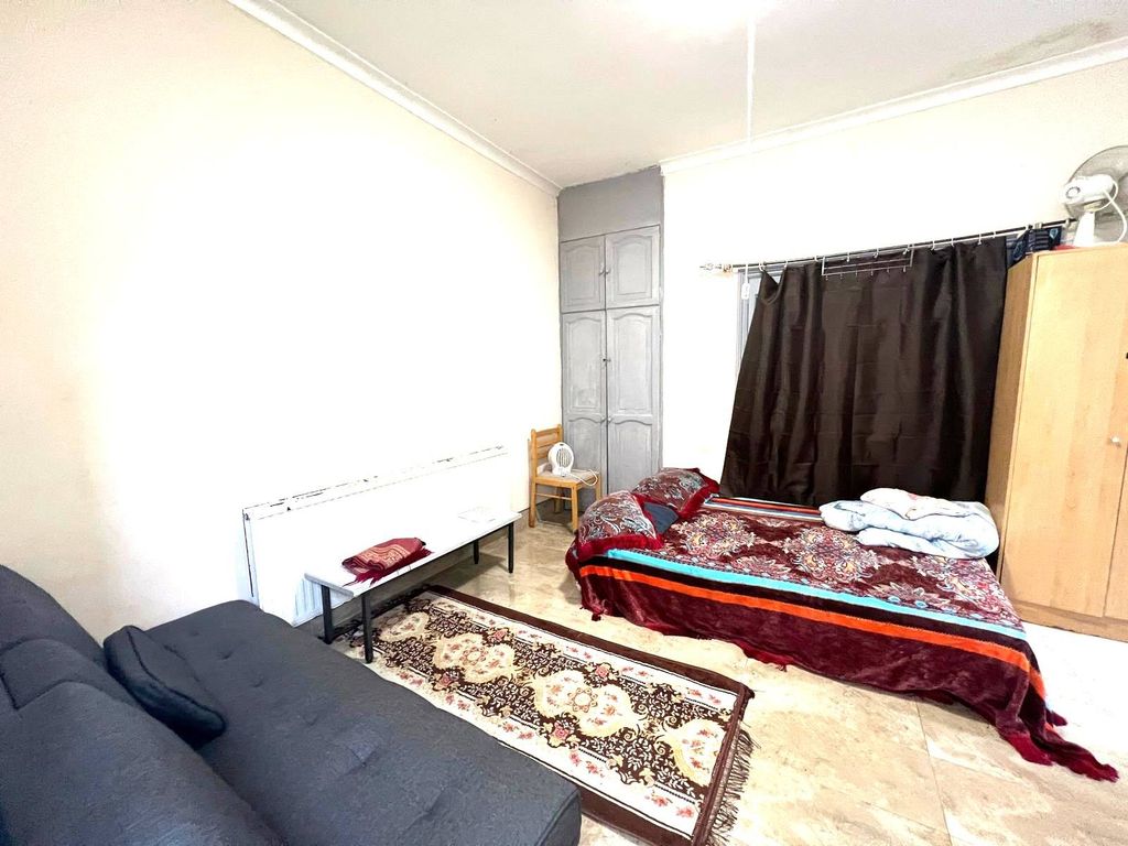 Property photo 1 of 4 Studio Flat With Seperate Kitchen Off Ilford Lane- Â£1350 Inclusive Bills
