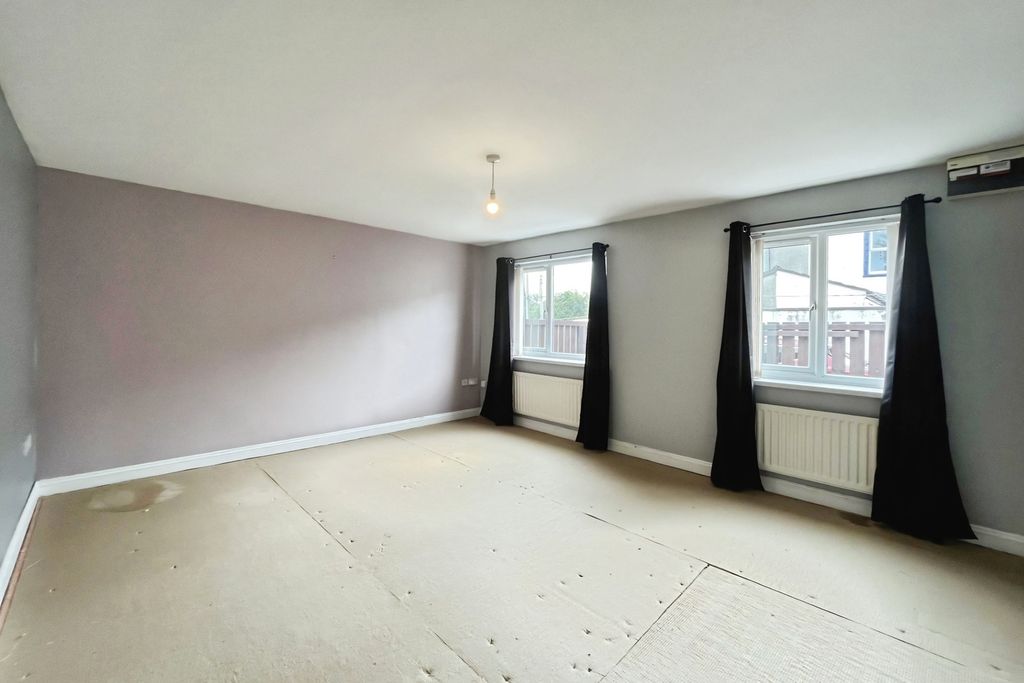 Property photo 2 of 11 Living/Dining Room