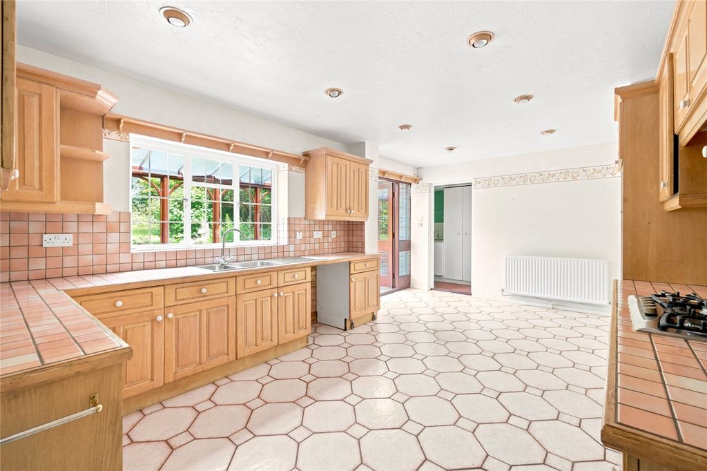 Property photo 3 of 19 Kitchen