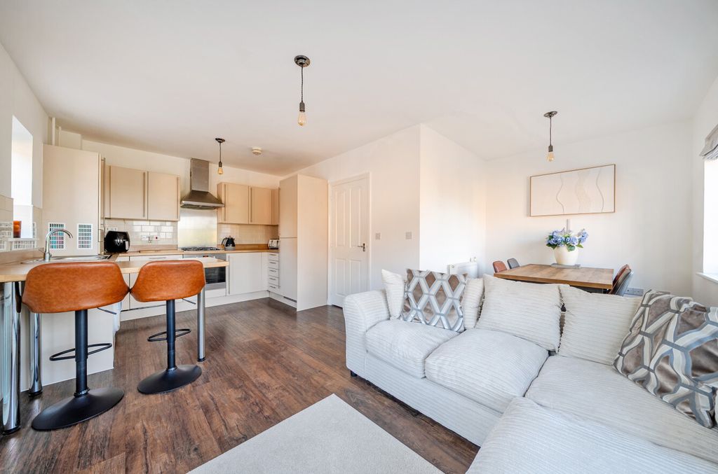 Property photo 3 of 14 1512600-7-6A8F2Bb...