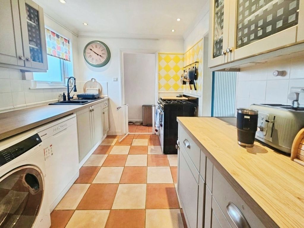 Property photo 3 of 27 Pbox-Kitchen-340273.Jpg
