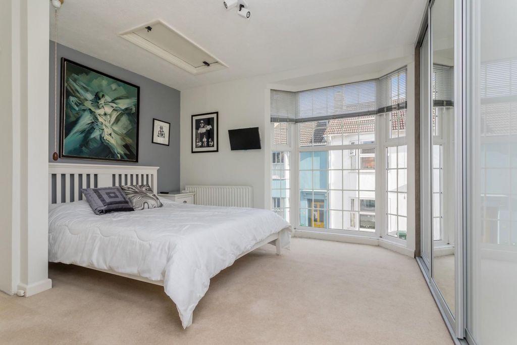 Property photo 3 of 25 Toronto Terrace-3.Jpg