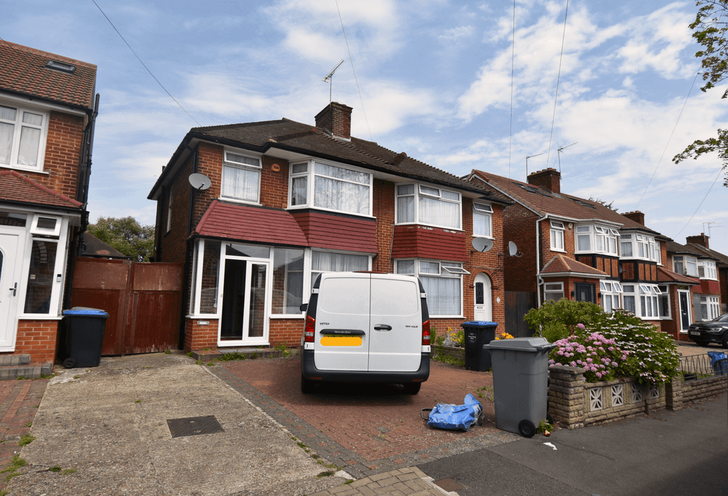 Property photo 1 of 11 Spacious 3-Bedroom Family Home In Prime Kingsbury Location Â€“ Â£2,575 Pcm