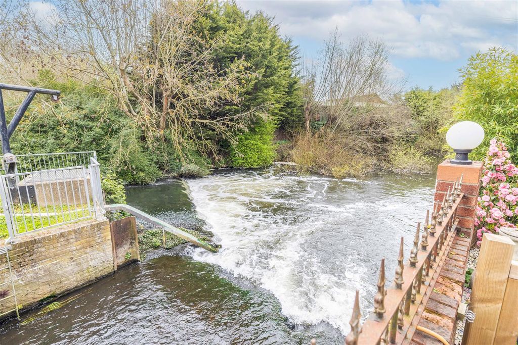 Property photo 2 of 17 WC5 (17 Of 19).Jpg