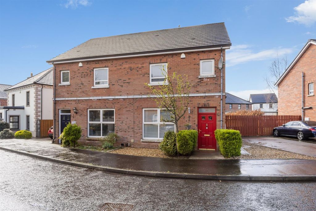 Property photo 1 of 31 40 Lady Wallace Gardens 30.Jpg