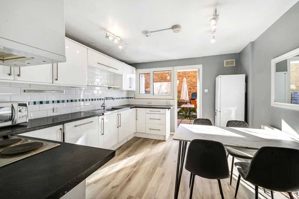 Property photo 1 of 9 Kitchen