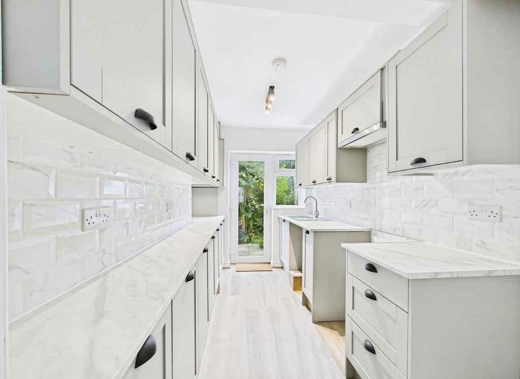 Property photo 3 of 12 Modern Kitchen