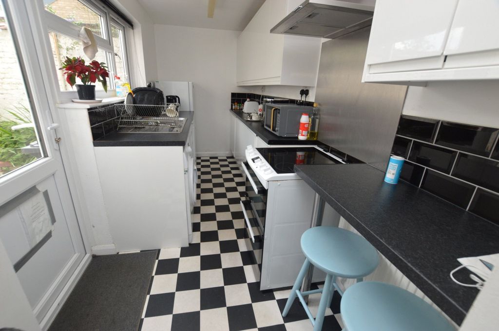 Property photo 3 of 11 Kitchen
