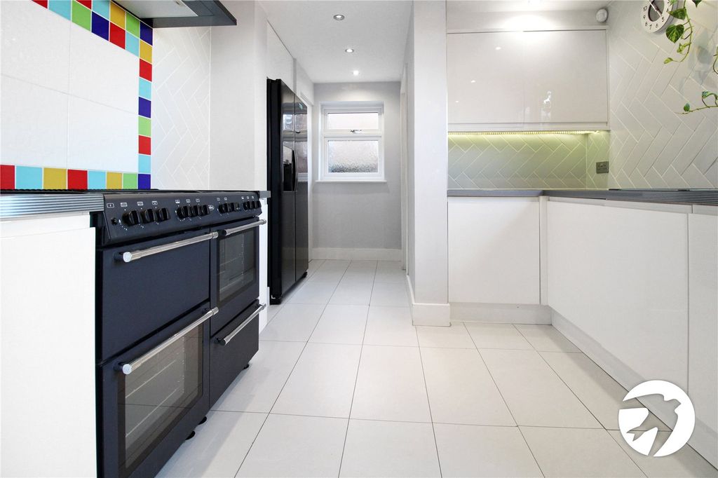 Property photo 3 of 11 Kitchen