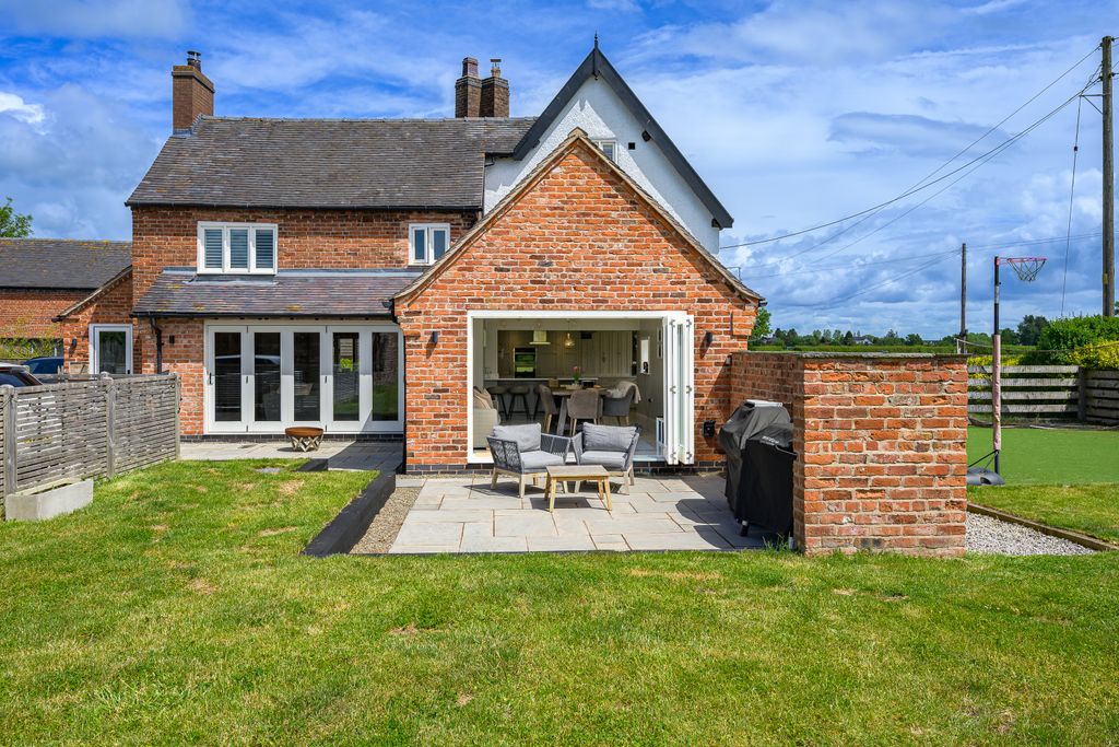 Property photo 2 of 34