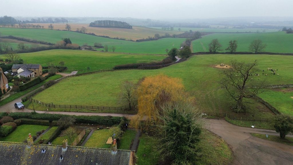 Property photo 3 of 30 Manor Walk